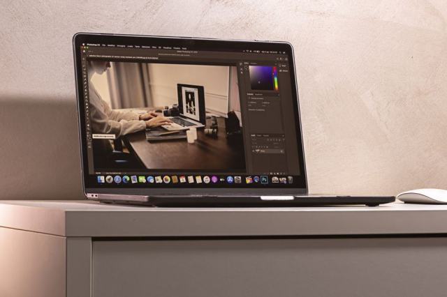 Photo d'illustration : un écran affichant un logiciel de retouche photo