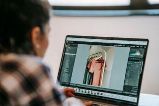 Poste de retouche photo avec un écran calibré et une tablette graphique