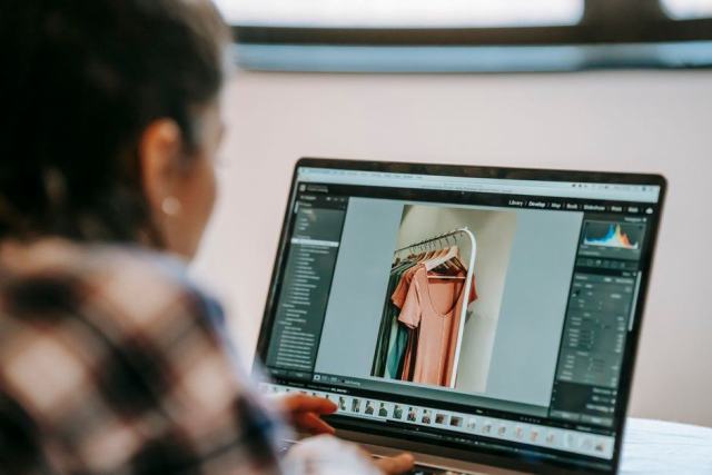 Poste de retouche photo avec un écran calibré et une tablette graphique